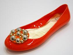 [title] - In die Reihe der Schuh-Designer, die uns in Zukunft mit Plastikschuhen herumlaufen lassen wollen, hat sich auch Stuart Weitzman eingereiht. In seiner Kollektion finden wir jetzt auch Kunststoff Ballerinas und Sandalen – kurz: Jelly´s genannt.